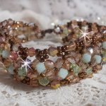 Bracciale di ninfee, un riflesso verde e oro con trottole di cristallo Swarovski e sfaccettature di vetro bohémien